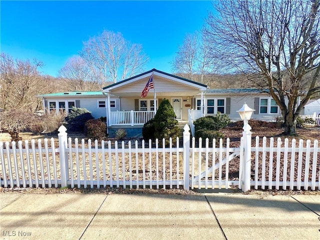 view of front of property featuring a porch and a fenced front yard