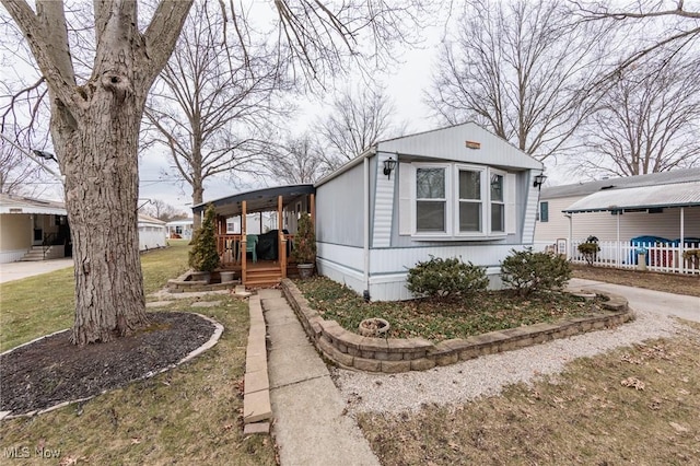 manufactured / mobile home featuring driveway