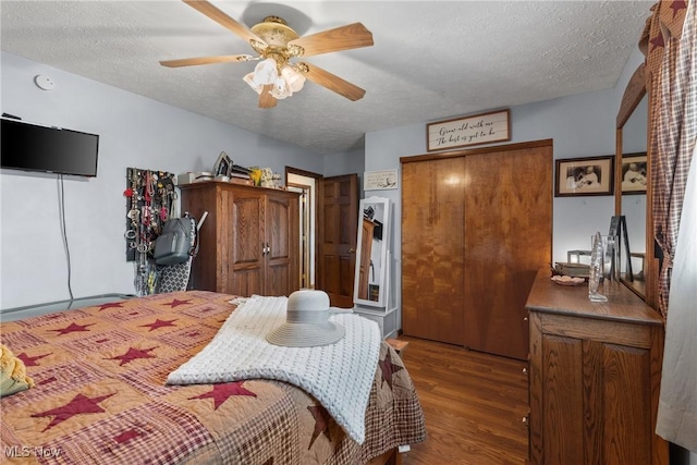 bedroom with ceiling fan, a textured ceiling, and wood finished floors