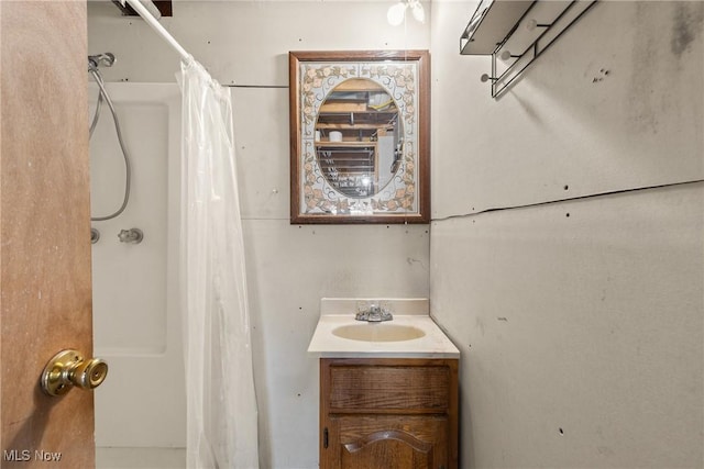 bathroom featuring a shower with shower curtain and vanity