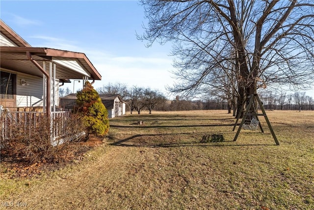 view of yard with an outbuilding