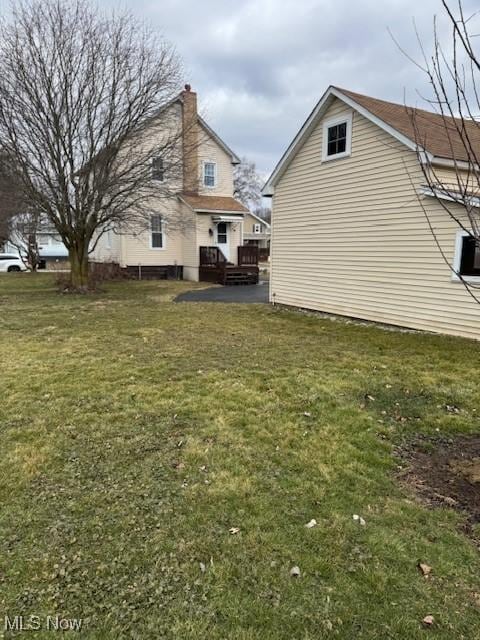 view of side of property featuring a lawn