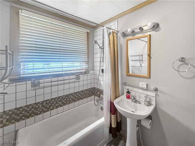 471 E N Ave, East Palestine, OH 44413 - full bathroom featuring shower / tub combo with curtain