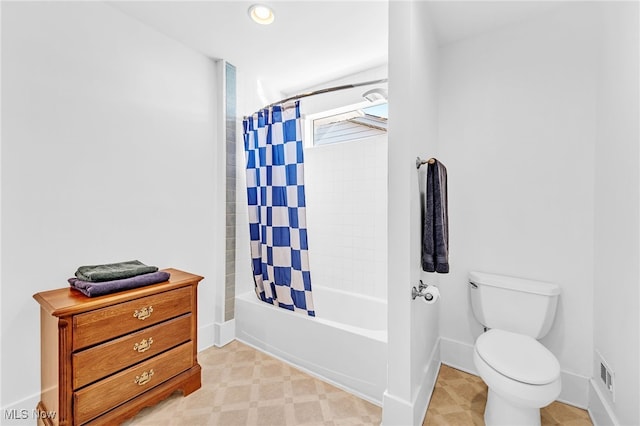 bathroom with visible vents, baseboards, toilet, shower / bath combo with shower curtain, and recessed lighting