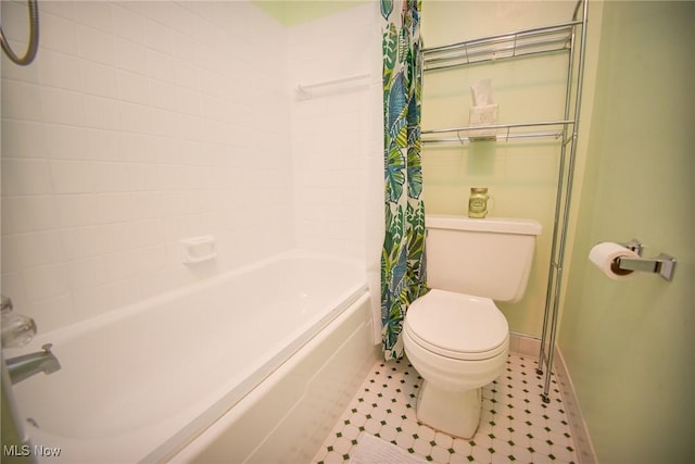 full bath with shower / bath combination with curtain, toilet, and baseboards