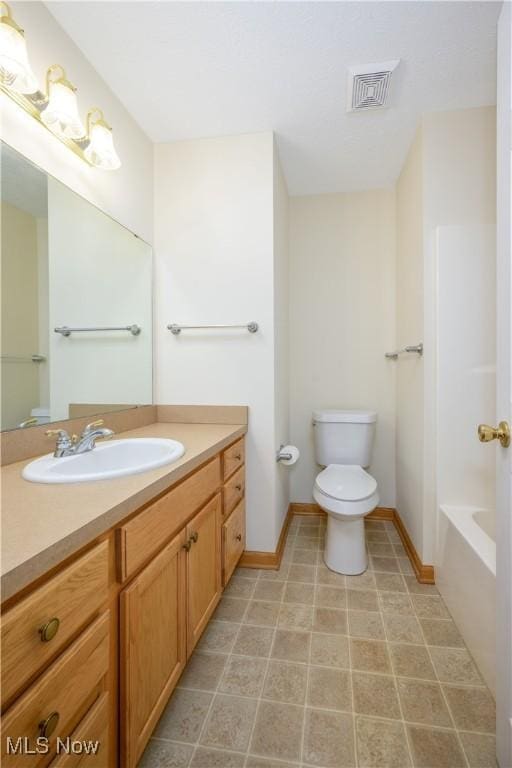 full bath with baseboards, visible vents, vanity, and toilet