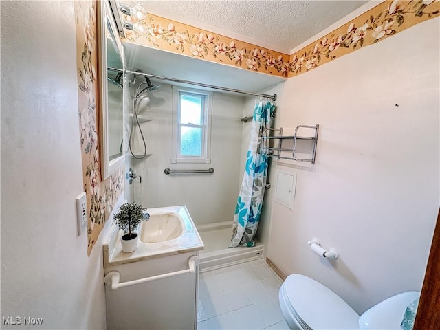 full bath with a textured ceiling, curtained shower, vanity, and toilet