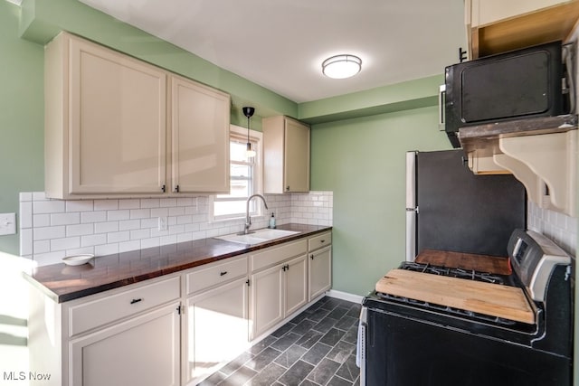 kitchen with stainless steel appliances, a sink, and backsplash