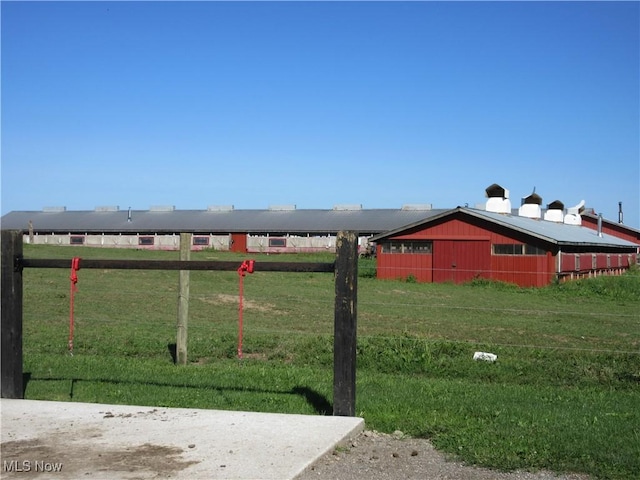 view of yard with a pole building and an outdoor structure