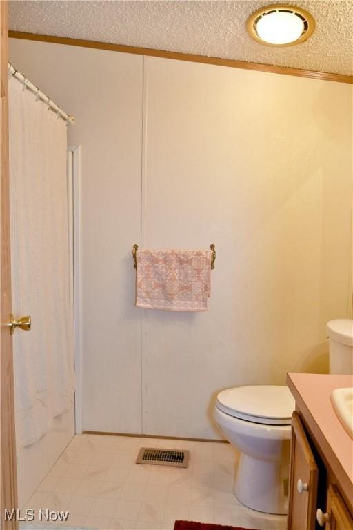 full bathroom with toilet, curtained shower, visible vents, and vanity