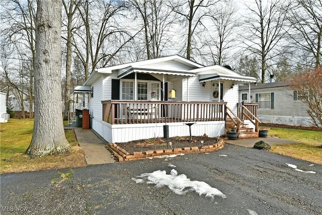 manufactured / mobile home with driveway and a porch