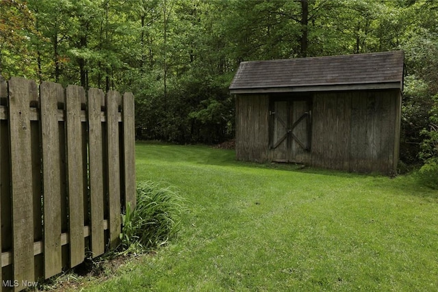 view of yard featuring a storage unit and an outdoor structure