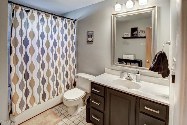 bathroom featuring a shower with shower curtain, vanity, and toilet