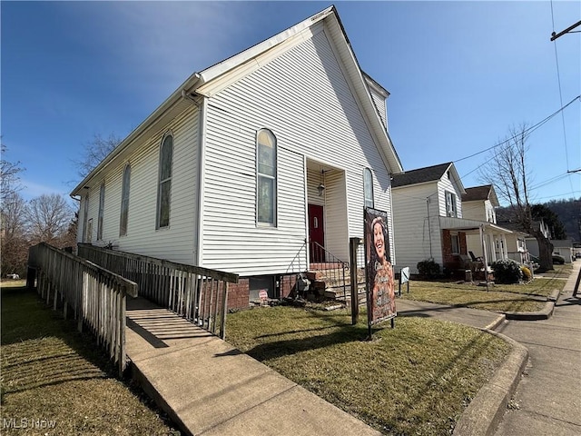 view of front of house featuring entry steps and a front yard