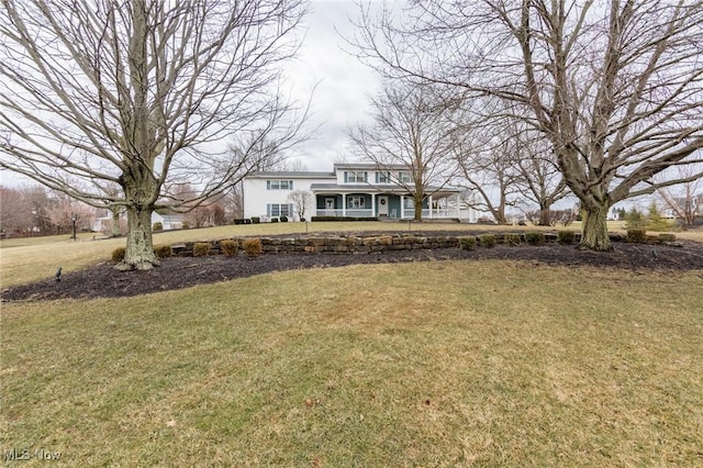 view of front facade featuring a front lawn