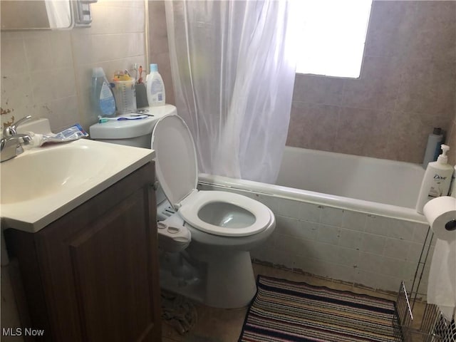 full bathroom with shower / tub combo with curtain, tile walls, tasteful backsplash, toilet, and vanity