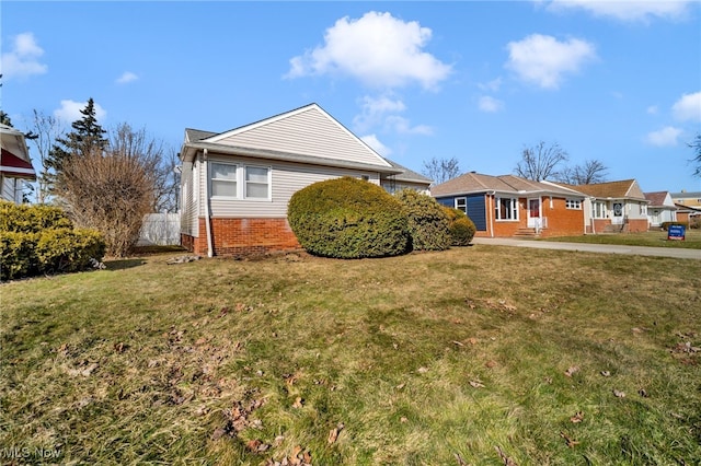 view of front of house featuring a front lawn