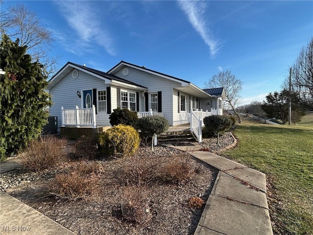 view of front of house featuring a porch and a front lawn