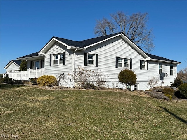 view of side of property featuring a lawn