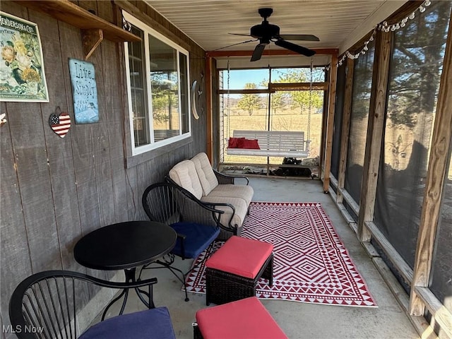 sunroom with ceiling fan