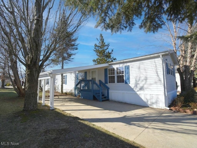 manufactured / mobile home with driveway