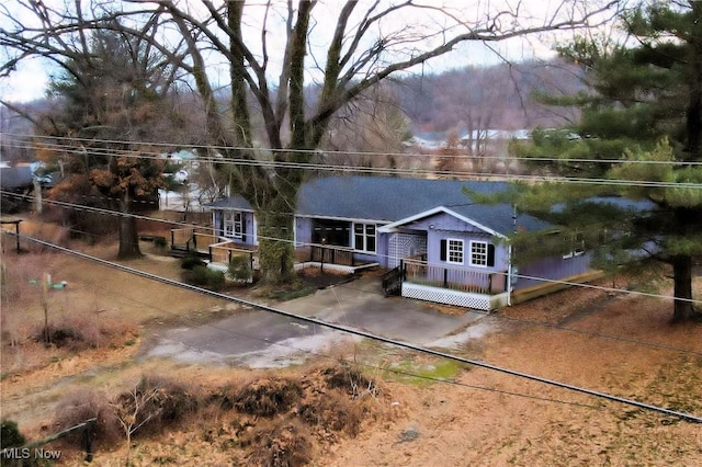 view of front of house with driveway