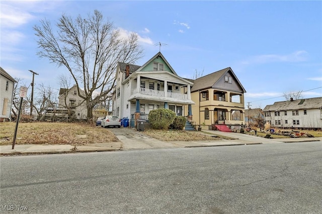 view of front of property featuring a balcony