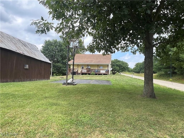 view of yard featuring an outdoor structure