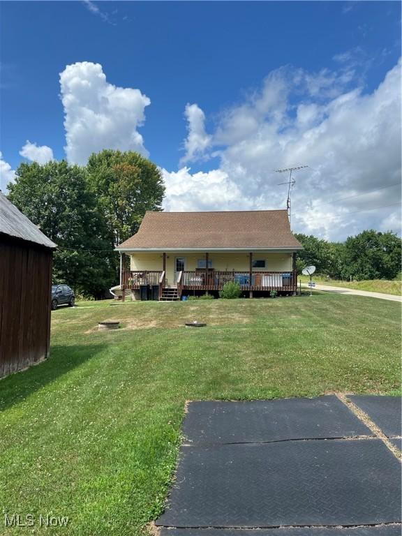 view of front of home featuring a front lawn