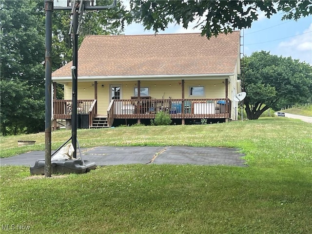 view of front facade with a front lawn and roof with shingles