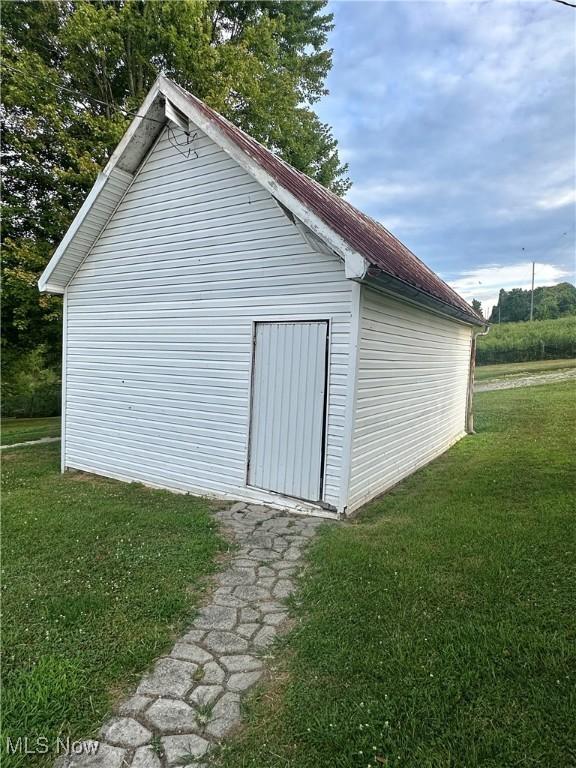 view of outdoor structure featuring an outbuilding