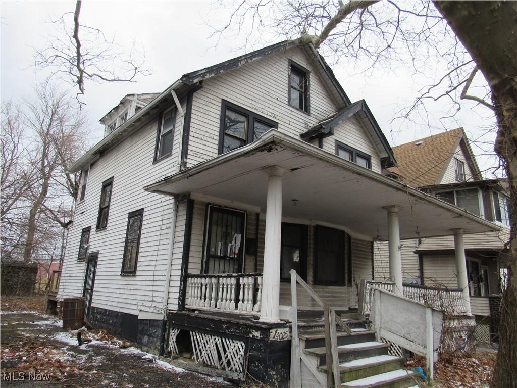 view of front of house featuring covered porch