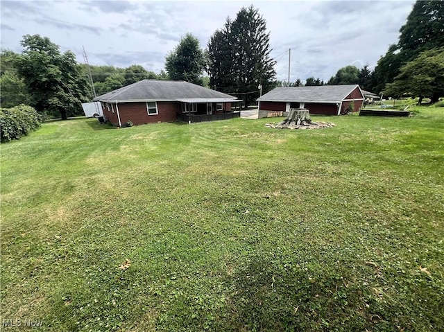 view of yard with an outbuilding