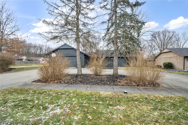 view of front facade featuring concrete driveway