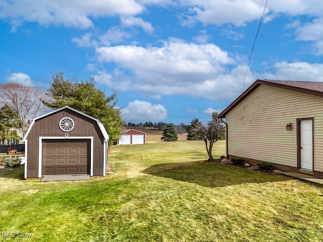 view of yard featuring an outdoor structure and a detached garage