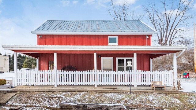 view of front facade with metal roof and fence