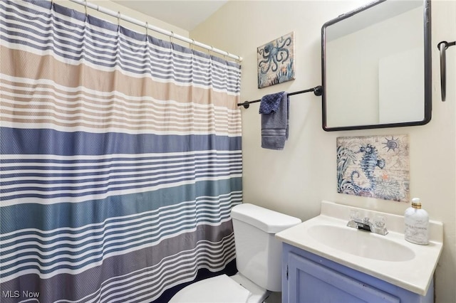 full bathroom with a shower with shower curtain, vanity, and toilet