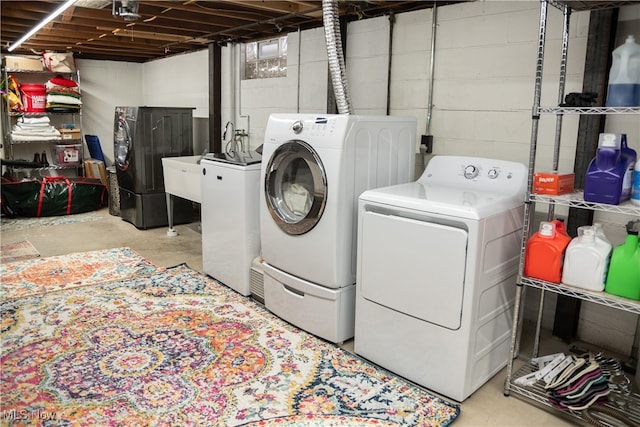 laundry room with laundry area and washer and clothes dryer