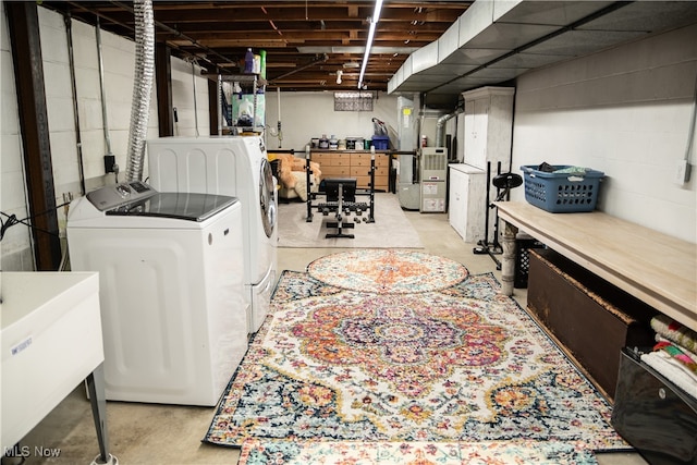 washroom featuring laundry area, a sink, and independent washer and dryer