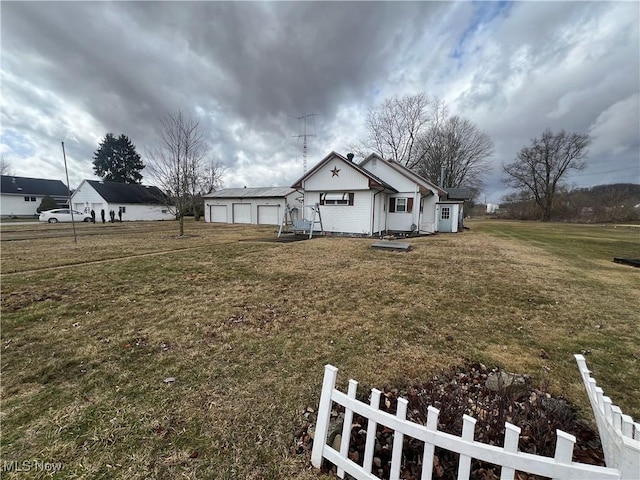 view of front of house featuring fence and a front lawn