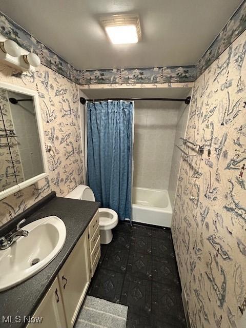 full bathroom featuring vanity, toilet, and wallpapered walls