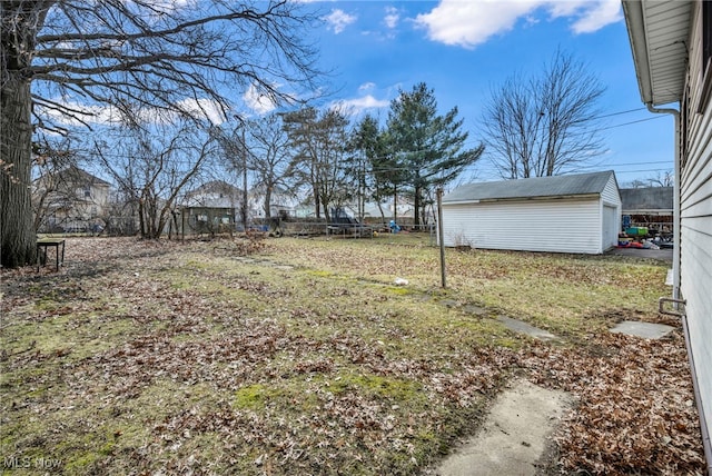 view of yard featuring an outbuilding