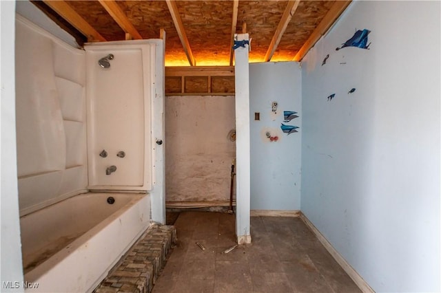 full bathroom featuring a washtub