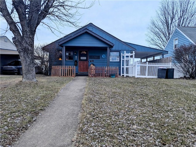 view of front of house featuring a fenced front yard and a porch