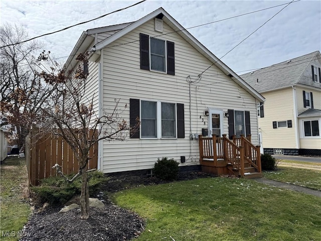 view of front of property featuring a front yard and fence