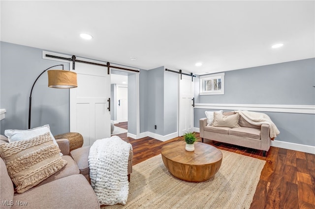 living room featuring dark wood-type flooring, recessed lighting, baseboards, and a barn door