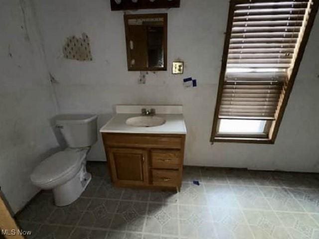 half bathroom featuring toilet and vanity