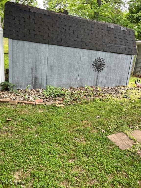 view of yard featuring an outdoor structure and a storage shed