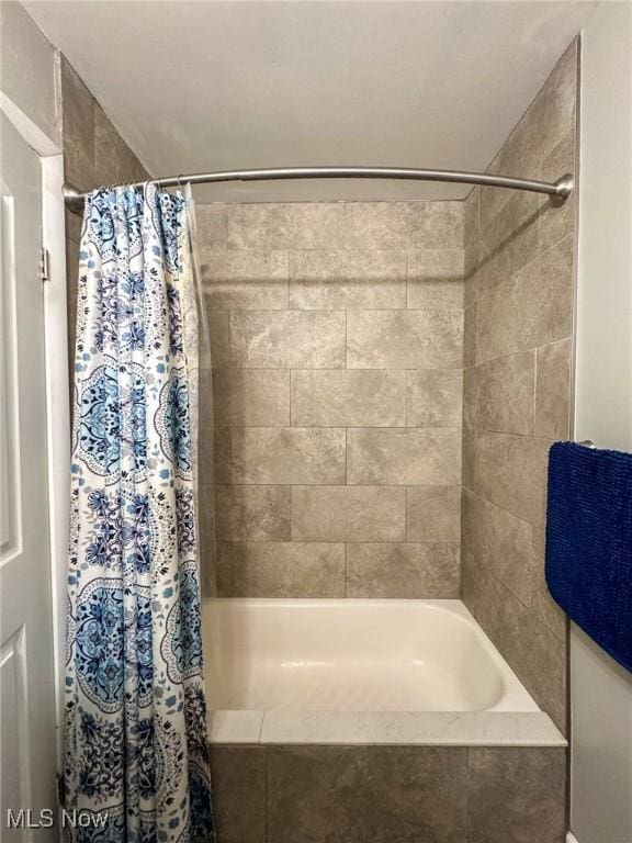 5192 University Dr, Geneva, OH 44041 - bathroom featuring tiled shower / bath