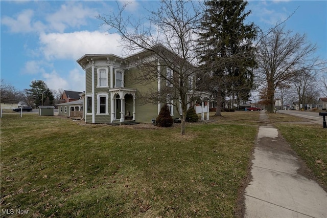 italianate-style house featuring a front yard